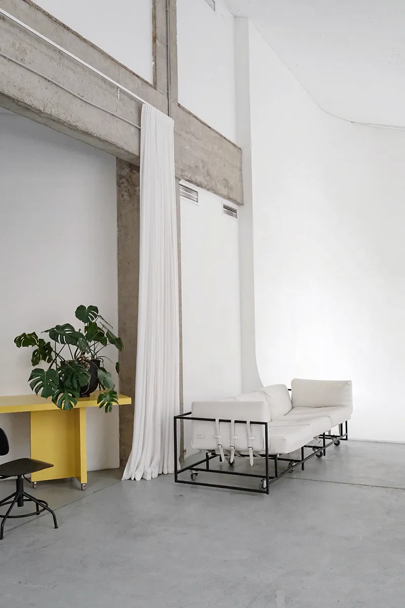 Зал №3 – от 3150 руб/час 150м² 7 white sofa in white interior photo studio moscow 9068